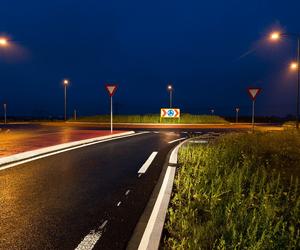 Szli po zmroku bez odblasków. Jeden okazał się poszukiwany