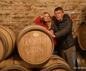 Renata Wcisło i Marcin Furtak pasjonują się nie tylko winiarstwem, ale i historią, w tym regionalną. W swojej działalności łączą różne zainteresowania promując region.