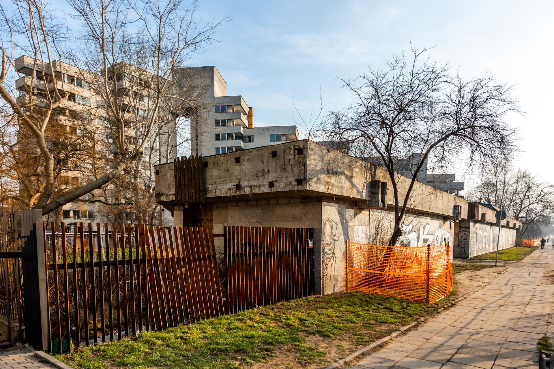 Szpiegowo, blok na Sobieskiego 100 w Warszawie