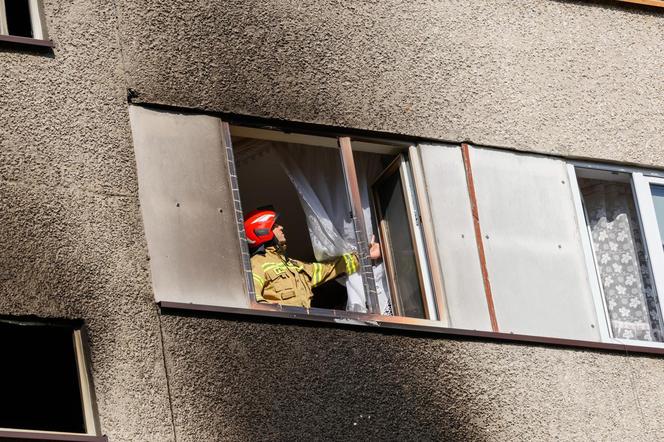 Pożar w bloku w Ostrowie Wielkopolskim. Nie żyje jedna osoba, 10 jest rannych