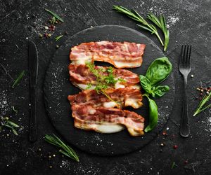 Wrzucam plastry na grilla i po kilku minutach mam pyszną przekąskę. Boczek w tej wersji smakuje obłędnie 