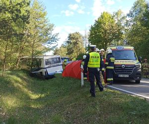 Autobus szkolny zderzył się z busem! Kierowca zabrany do szpitala. Wypadek na Podlasiu