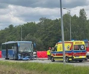Zderzenie autokaru i osobówki na DK-50 pod Mińskiem Mazowieckim. Zginęły 2 osoby!