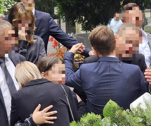 Białe róże przykryły grób projektantki gwiazd i jej syna. Na koniec pogrzebu wszyscy płakali