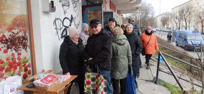 Opaski dla seniorów rozdane w kilkanaście minut