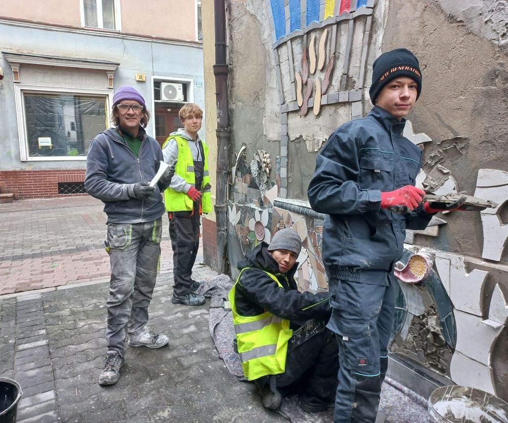 Balonowa mozaika w centrum Leszna gotowa. Prezydent podziękował uczniom i ich opiekunowi