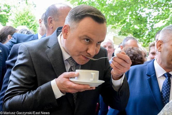 Prezydent Andrzej Duda je żonie z ręki. Czuły gest pierwszej damy.