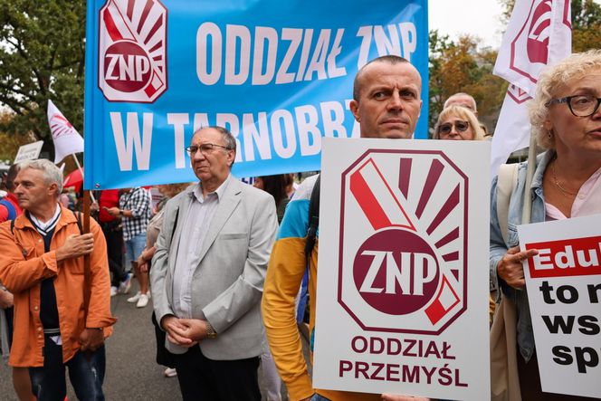 Protest ZNP przed Ministerstwem Edukacji