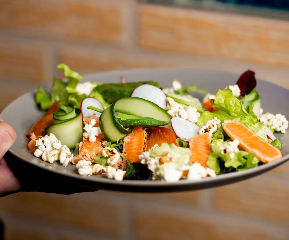 Sałatka z popcornem. Zakochasz się w tym nietypowym połączeniu