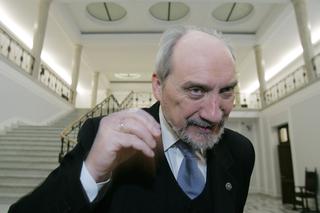 Macierewicz zabrał nagrody urzędasom Siemoniaka