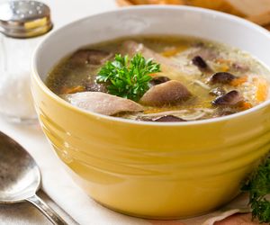 Doskonała zupa z maślaków: przepis na zupę ze świeżych grzybów