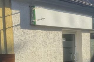 Nie mieli co robić? Dwóch nastolatków zniszczyło baner jednego ze sklepów w Gostyniu