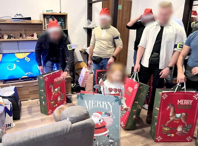 Samotnie wychowuje siedmioro dzieci! Takiego prezentu od policjantów się nie spodziewał
