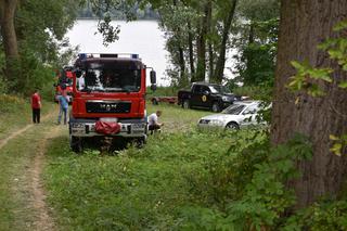 Dwaj koledzy wypłynęli na wędkowanie przy silnym wietrze. Żaden nie wrócił do domu. Straż nadal szuka jednego z nich