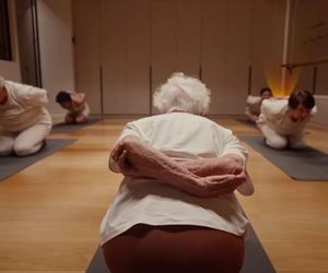 Ma 102 lata i uczy jogi! Jej nazwisko zwraca uwagę Polaków