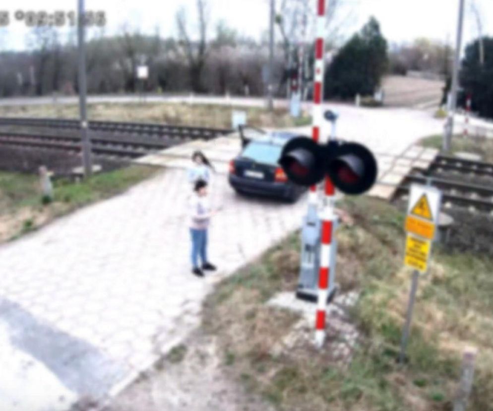 O krok od tragedii. Samochód zepsuł się im na przejeździe. LIczyły się sekundy