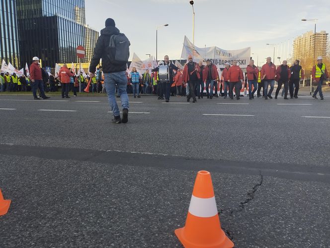 Protest w Katowicach. Tysiące związkowców na ulicach. Padły mocne słowa o „zbrodniczej ideologii”