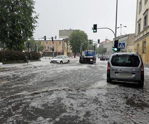 Nawałnica nad Gnieznem. Miasto zalały strumienie wody po ulewie i gradobiciu [ZDJĘCIA].