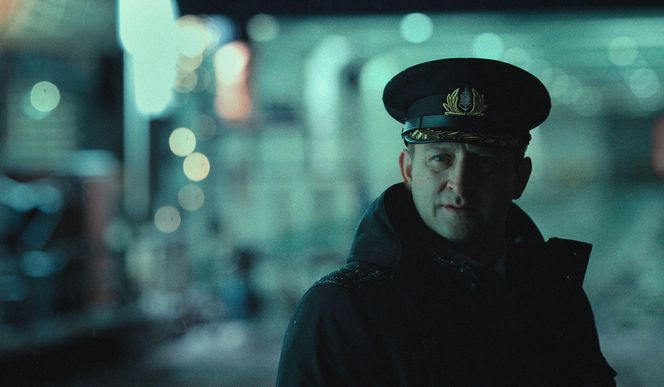 Kapitan Ułasiewicz jest jedną z zaledwie trzech postaci (pozostałe to jego żona i córka), które figurują w "Heweliuszu" pod autentycznym imieniem i nazwiskiem.