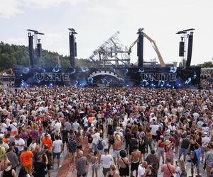 Tomorrowland 2025 ruszył! W tle nowej sceny widoczna ta spalona.  Absolutnie niesamowite