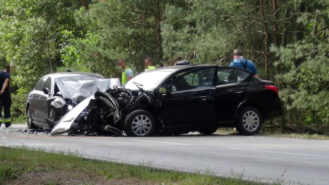Czołowe zderzenie dwóch samochodów osobowych pod Węgrowem. Cztery osoby ranne. Nie żyje 12-letnie dziecko