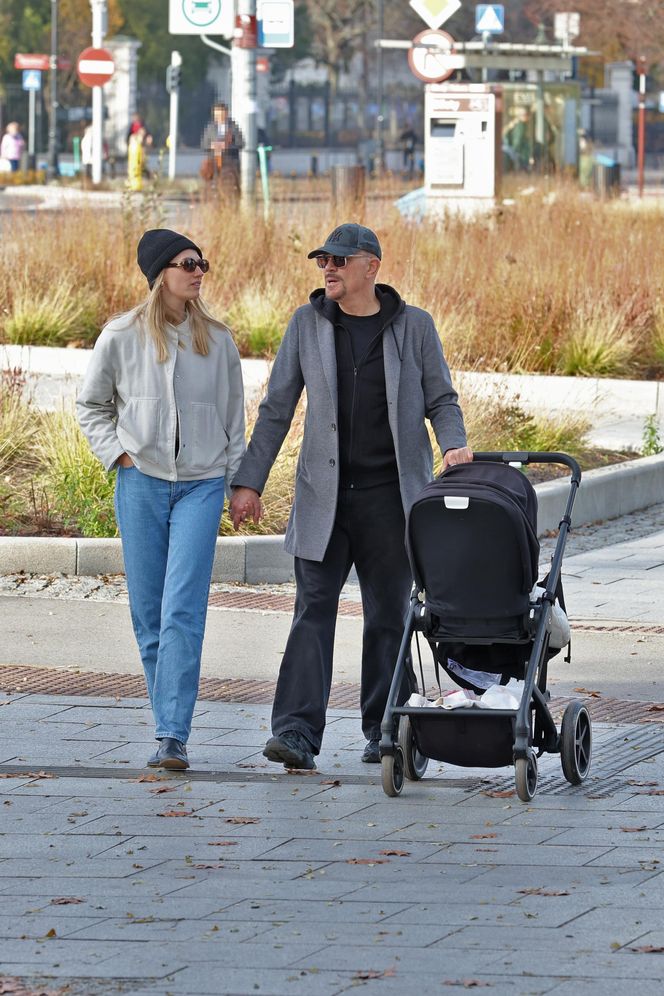 Krzysztof Ibisz z rodziną na spacerze