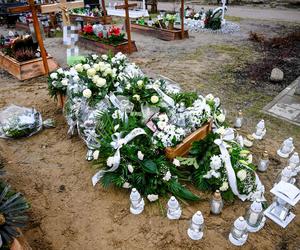 Weronika i Wiktoria spoczęły pod kołderką białych róż. Ostatnia droga tragicznie zmarłych sióstr