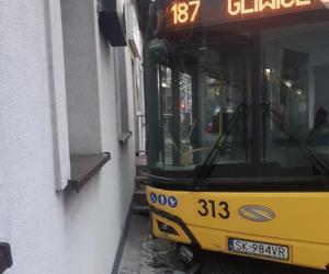 Zderzenie dwóch autobusów na skrzyżowaniu w Gliwicach