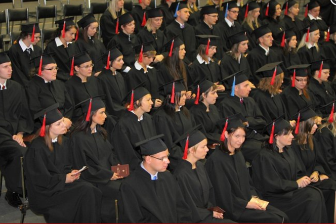 Tysiąc złotych miesięcznie dla studentów z Leszna. Ruszył nabór wniosków do programu student plus.