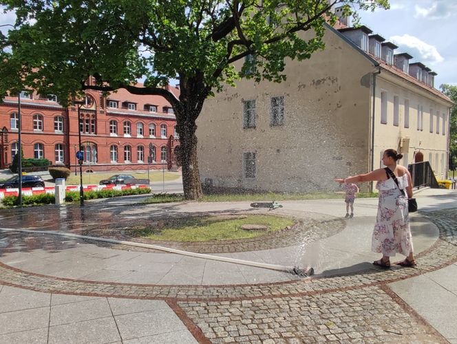Kurtyny wodne ratują olsztynian w upale