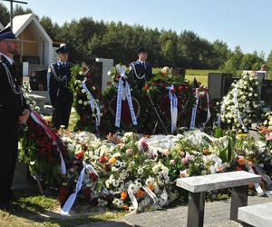 Policjant Arkadiusz zginął tragicznie.  Przez huk salwy na pogrzebie przedarł się łamiący serce szloch