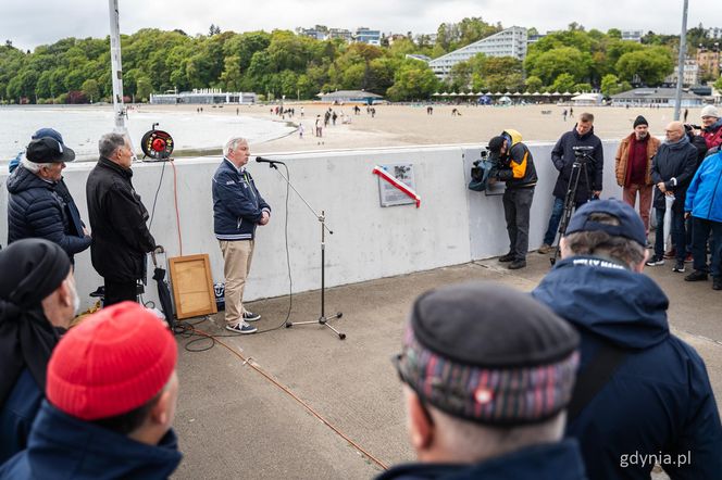 Tablica upamiętniająca Bohdana Sienkiewicza na Alei Żeglarzy w Gdyni