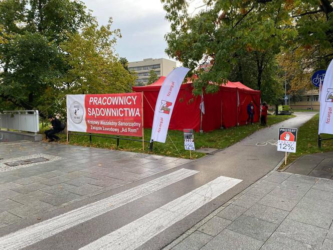 Protest pracowników sądownictwa: Tak wygląda czerwone miasteczko w Warszawie