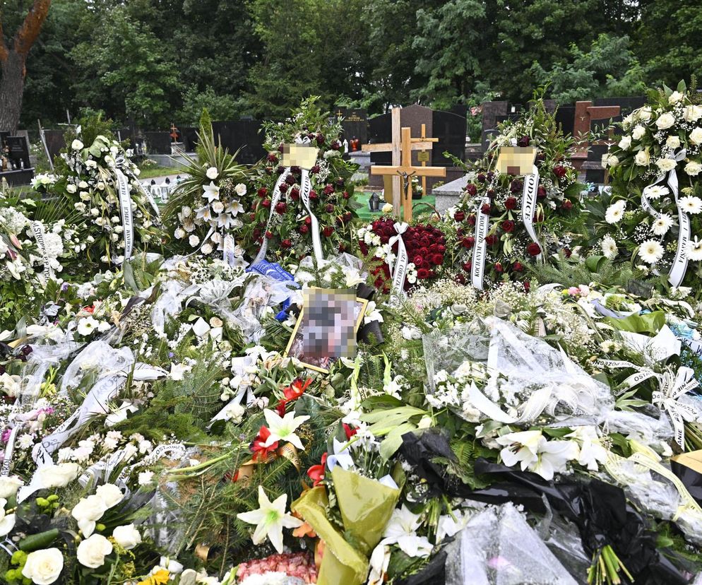 Grób Patrycji i Łukasza utonął w białych kwiatach. Małżeństwo zginęło ratując swoją 4-letnią córeczkę