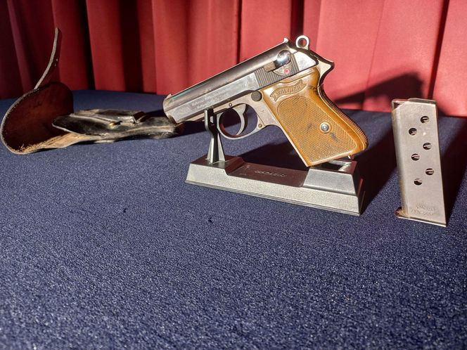 Z takiej strzelał James Bond. Cenny podarunek od policji w Lesznie dla Muzuem Okręgowego
