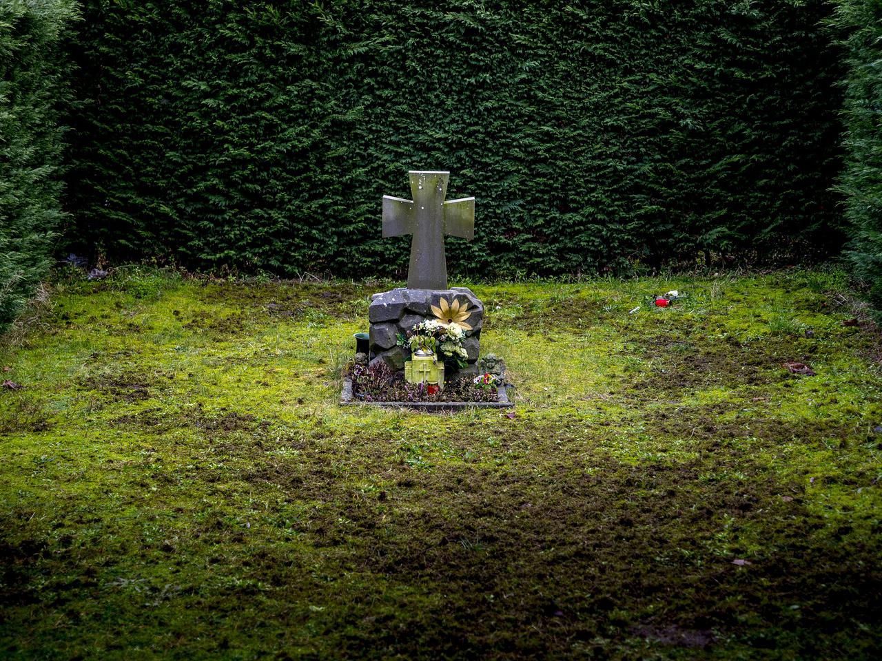 Makabra na cmentarzu. Grabarz wykopał ciało noworodka w worku