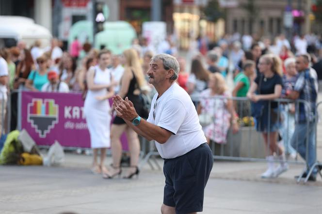 Potańcówki przed Teatrem Śląskim w Katowicach. "Roztańczony Wyspiański" porwał tłumy