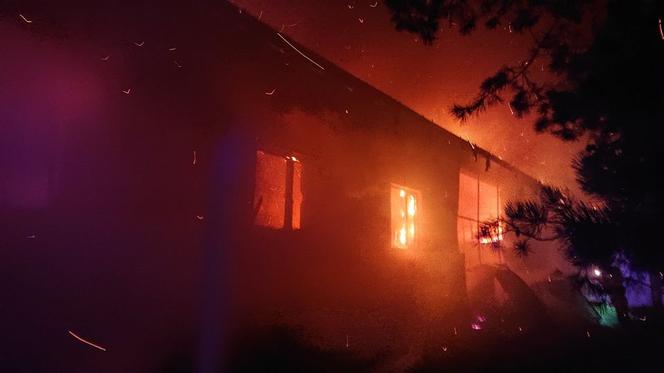 Butle z gazem i pożar! Strażacy przez kilka godzin walczyli z płomieniami w budynku gospodarczym. Straty są OGROMNE
