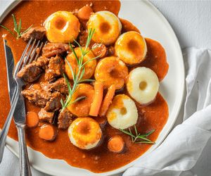 Wieprzowy gulasz z gotowymi kluskami śląskimi: przepis idealny na chłodne dni