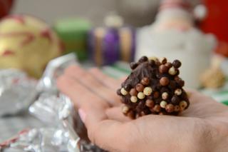 Cukierki czekoladowe ze śliwkami suszonymi - pomysł na jadalny prezent
