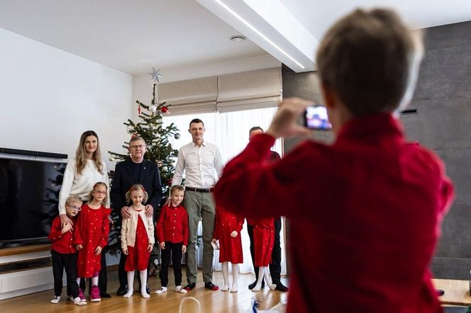 Wicemarszałek Małopolski wręczył sześcioraczkom z Tylmanowej prezenty świąteczne