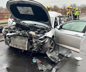 Kraksa trzech aut. Jedna osoba nie żyje, druga walczy o życie w szpitalu