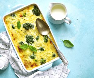 Warzywa pod beszamelem - zapiekanka na szybki obiad [WIDEO]