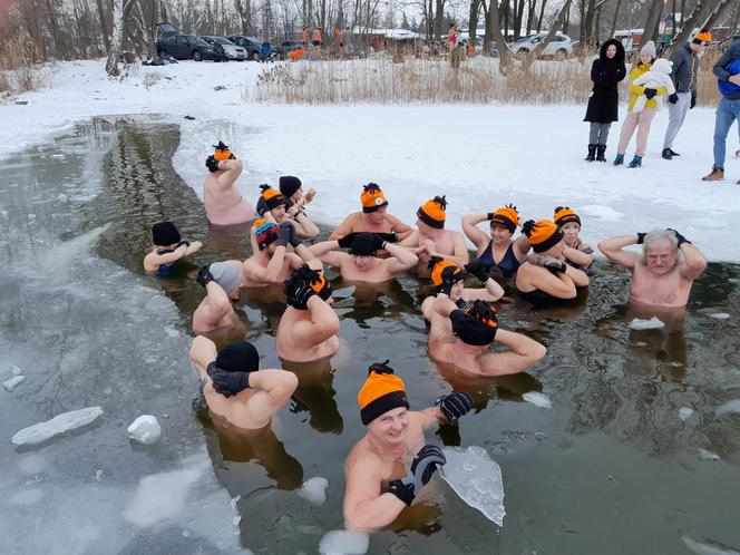 Bielusieńko, zimniutko, lodowo, bajecznie … Starachowicki Klub Morsów WEKTOR