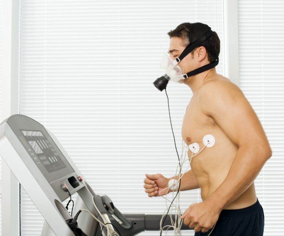 VO2 max można zmierzyć za pomocą specjalnej aparatury, która wykrywa procentową zawartości tlenu w wydychanym powietrzu.