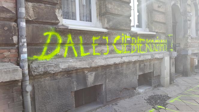 Miłosne graffiti na jednej z kamienic. Mieszkańcy: to zwykły akt wandalizmu! 