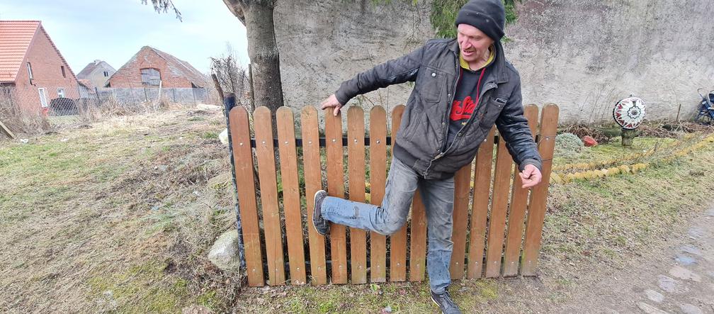 To się nazywa kopniak! Pan Grzegorz utknął między sztachetami!