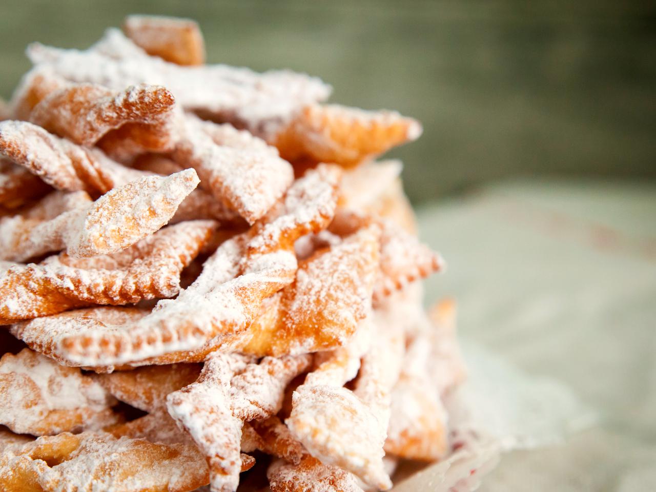 Faworki na piwie: przepis na karnawałowy chrust [WIDEO]