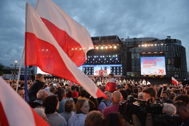 Warszawa śpiewała dla powstańców. "Jesteście naszą dumą!"