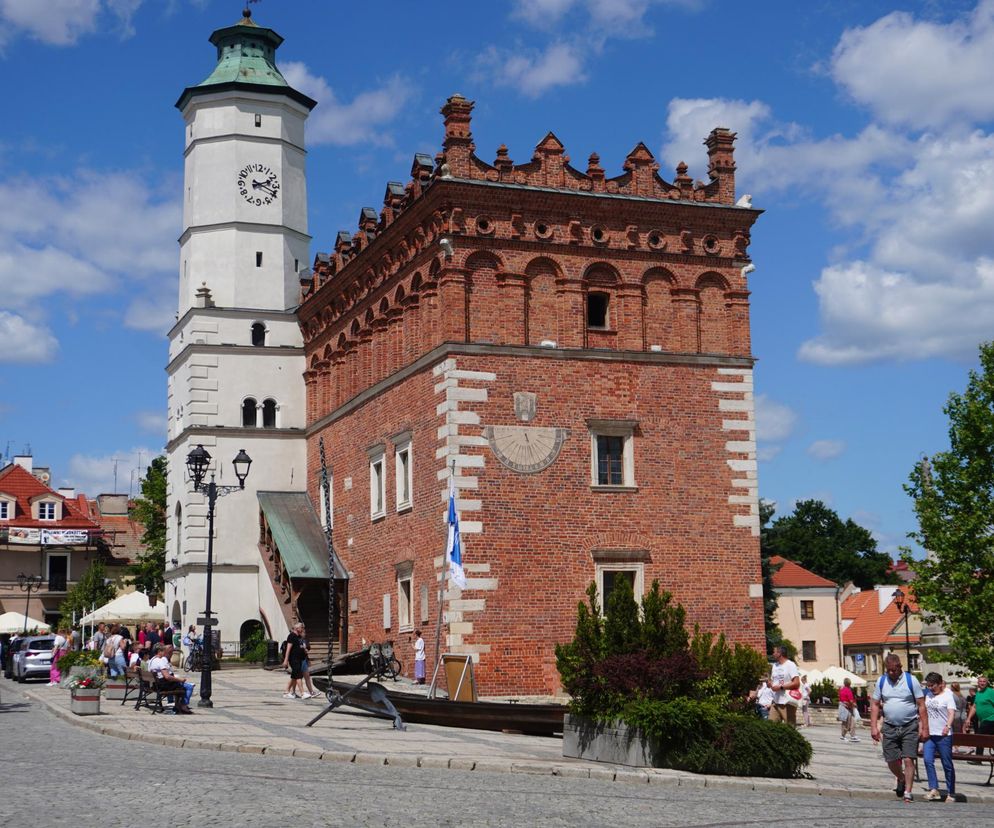 Ratusz w Sandomierzu w słoneczny dzień. O sukcesie finansowym najbogatszego miasta w regionie przeczytasz na Eska Starachowice.